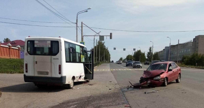 Два человека пострадали при столкновении автомобиля и микроавтобуса в Ижевске
