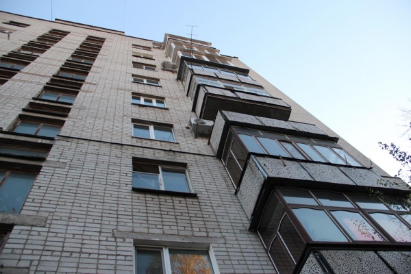Выпавшая с балкона седьмого этажа в Ижевске девочка скончалась в больнице  