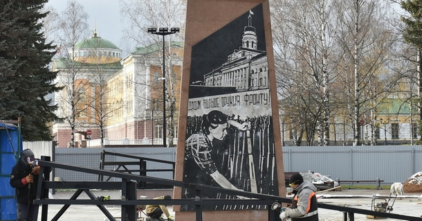 В Сквере Победы Ижевска завершается строительство стелы «Город трудовой доблести»