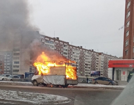 «Газель» загорелась на улице Чугуевского в Ижевске