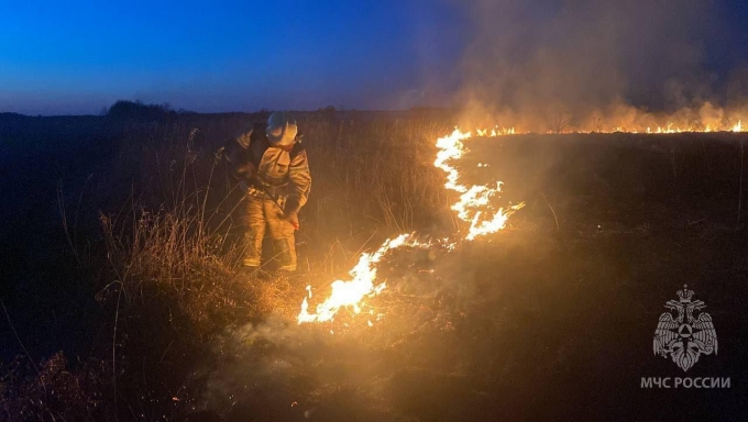 Пожарные ликвидировали очаг горения у реки Буй