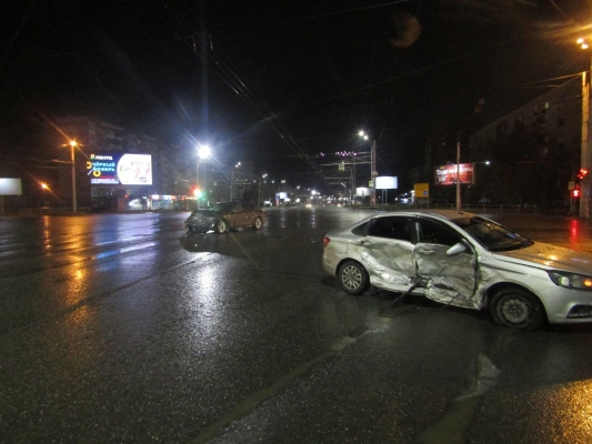 Двоих пассажиров госпитализировали в результате столкновения автомобилей в Ижевске