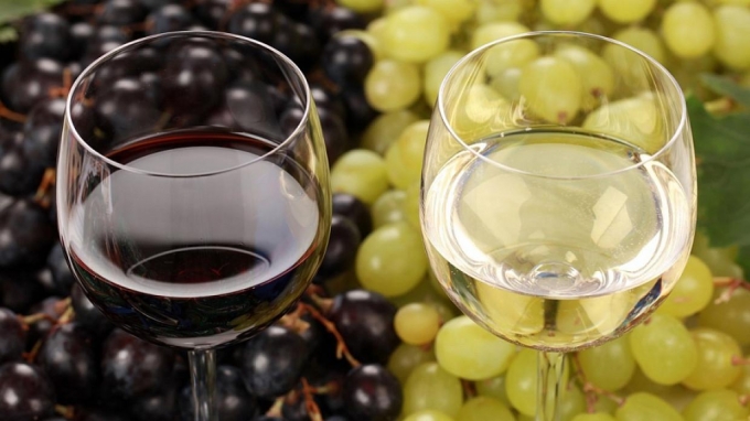 Диетолог назвала сухое вино наименее вредным алкоголем