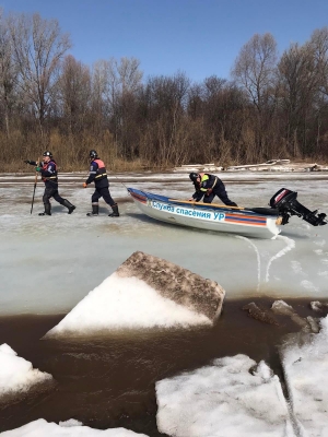 В Удмуртии на реке Кильмезь спасатели ликвидировали ледовый затор в 7 км