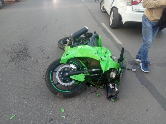 21-летний мотоциклист пострадал при столкновении с автомобилем в Сарапуле