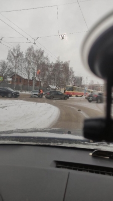 В Ижевске легковой автомобиль столкнулся с трамваем 