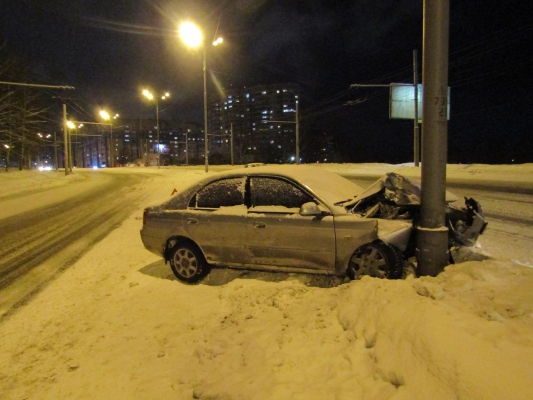 Автомобиль под управлением 18-летнего водителя наехал на столб в Ижевске