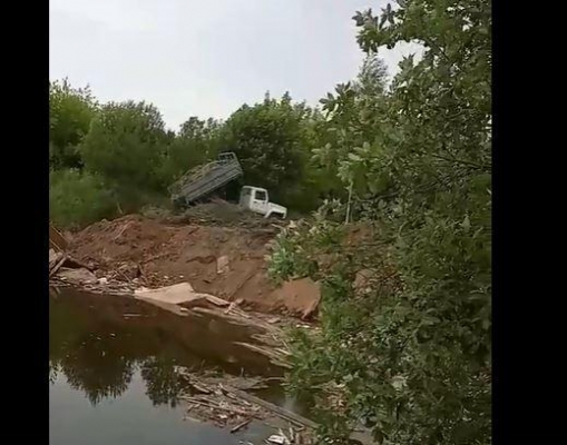 Водоем в Ленинском районе Ижевска засыпают строительным мусором