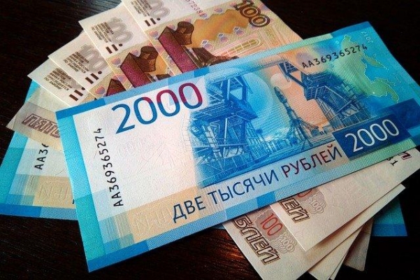 Пара доллар-рубль завершила торги в понедельник снижением