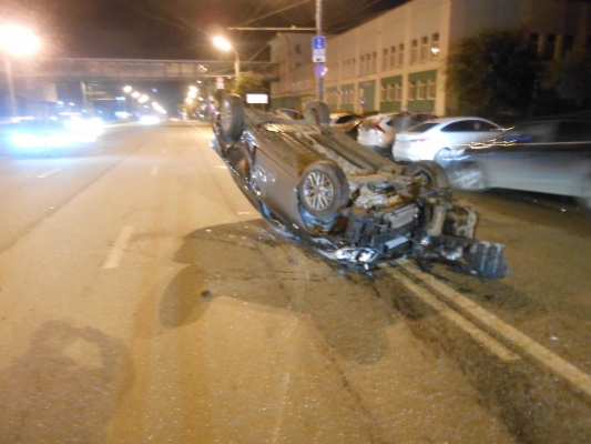 18-летний водитель сбил пешехода, а потом наехал на светофор и два автомобиля в Ижевске