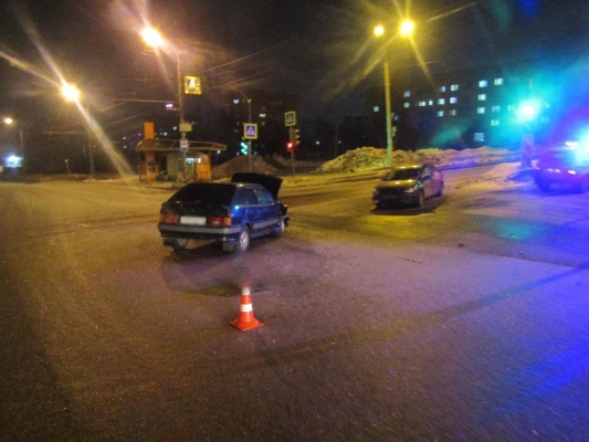 Два человека пострадали в ДТП в Ижевске по вине 20-летней  водителя автомобиля службы такси 