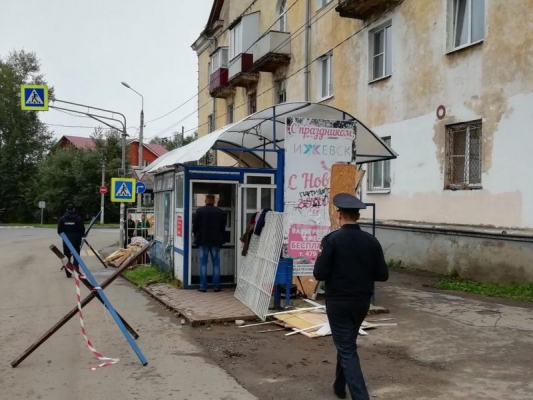 Торговавший алкоголем ларек снесли на остановке «Улица 16-я» в Ижевске 