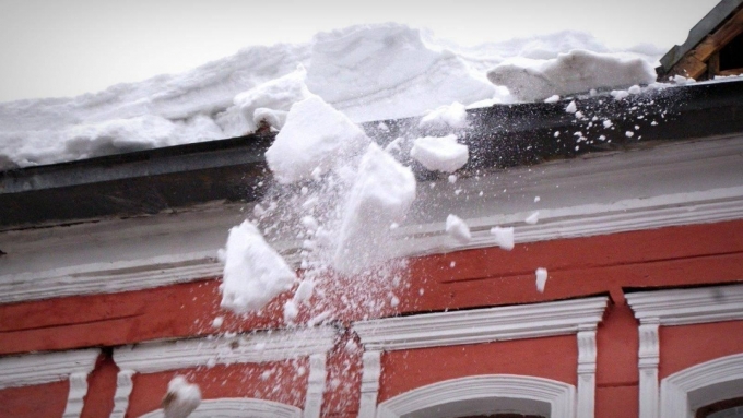 Снег со льдом упал на женщину и ребенка с крыши ТЦ в Воткинске