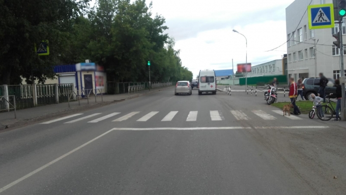 Мотоциклист насмерть сбил женщину с ребенком на пешеходном переходе в Сарапуле