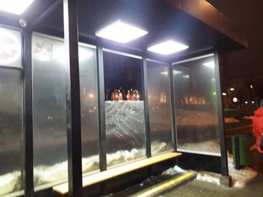 Неизвестные разбили стекло на новой остановке по улице Кирова в Ижевске