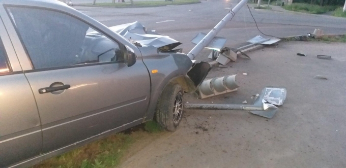В Ижевске пьяный водитель протаранил опору светофора