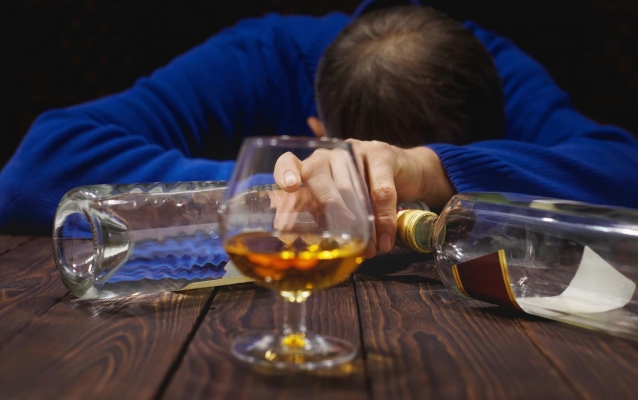 Минздрав России: находящиеся на самоизоляции россияне стали чаще умирать от алкоголя