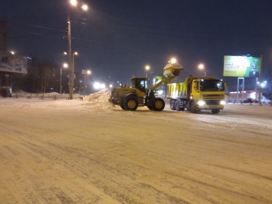 На улицах Ижевска идет уборка города от снега и льда