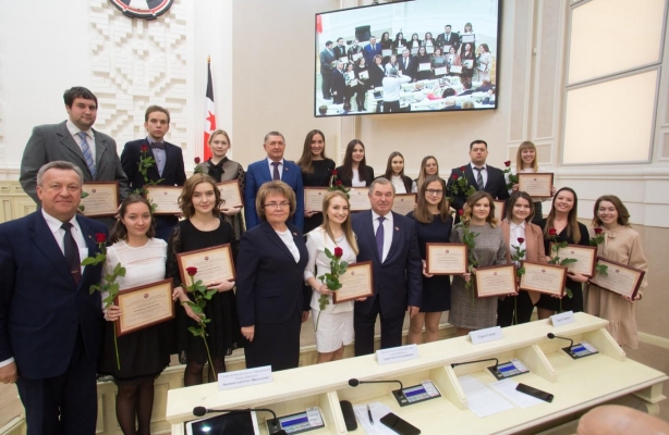19 студентов из вузов Удмуртии получили именные премии Госсовета