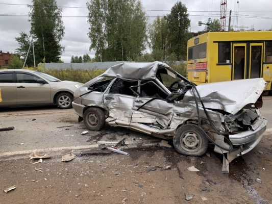 Шесть человек пострадали в столкновении пассажирского автобуса и «легковушки» в Ижевске