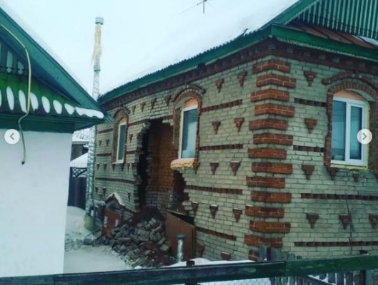 Часть стены частного дома обрушилась в Ижевске