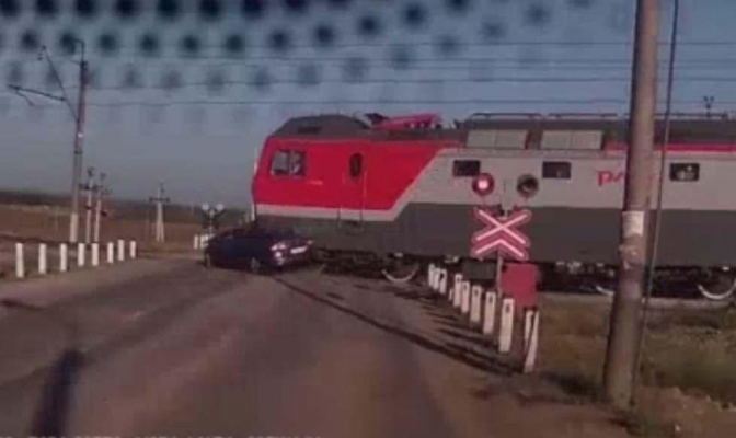На железнодорожном переезде в Удмуртии автомобиль столкнулся с поездом