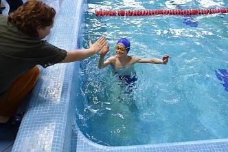 Более 200 человек приняли участие в благотворительном заплыве для детей с аутизмом и ДЦП в Ижевске 