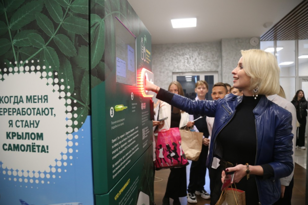 ​В Ижевске установили первый фандомат для приёма пластика и алюминия