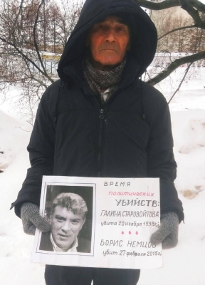 В Ижевске прошел одиночный пикет в память Бориса Немцова