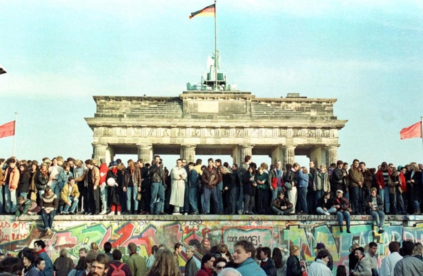 Сегодня 30 лет и 3 года со дня падения Берлинской стены