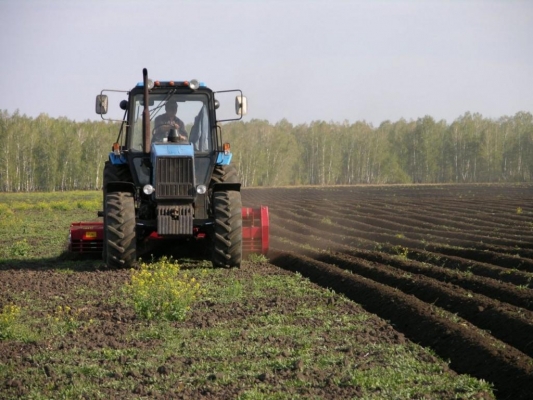 Аграрии 12 районов Удмуртии приступили к предпосевным полевым работам
