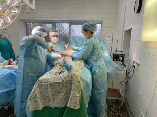 Травматологи 1 РКБ впервые успешно провели серию одномоментных операций на костях обеих нижних конечностей
