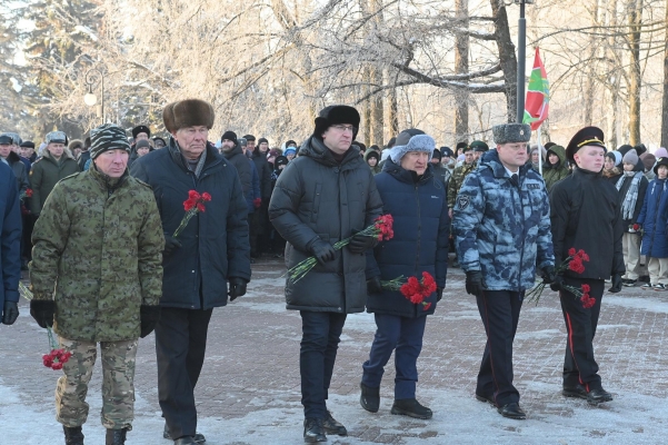 В День защитника Отечества в Удмуртии возложили цветы к вечному огню