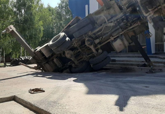 Автокран провалился под асфальт у ДК «Интеграл» в Ижевске, пострадал мужчина