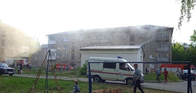 12 человек спасли  пожарные из горящего дома в Ижевске, один мужчина погиб 