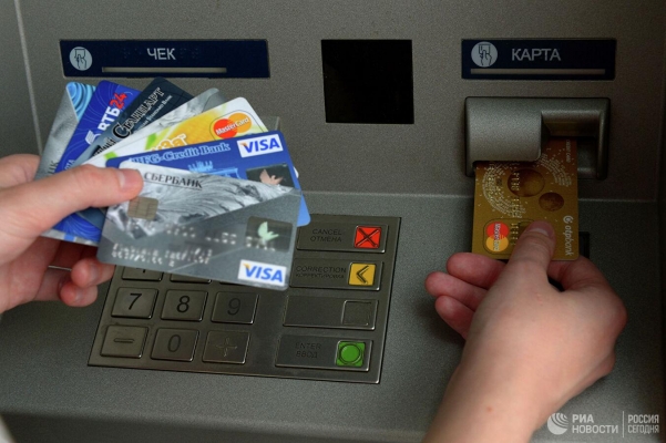Эксперт спрогнозировал исчезновение пластиковых банковских карт в России