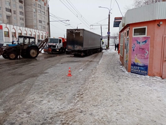 Водитель грузовика наехал на пешехода в Ижевске