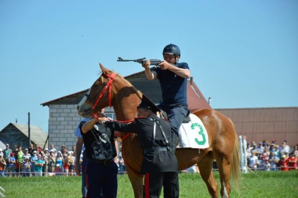 Конный биатлон и выставка вятских лошадей состоялись в Удмуртии 