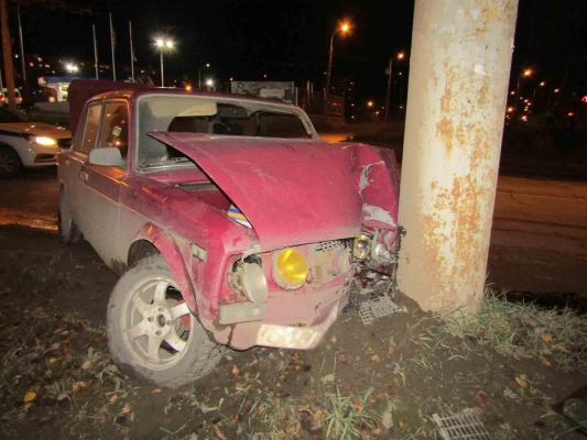 Водитель в Ижевске врезался в фонарный столб