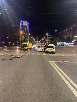 ДТП со скорой произошло на перекрестке улиц Пушкинская и Кирова в Ижевске