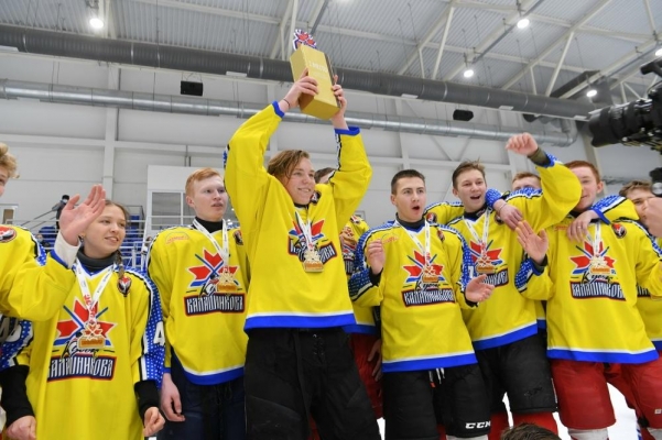 Глава Удмуртии наградил победителей хоккейного турнира «Кубок имени Калашникова» в Можге
