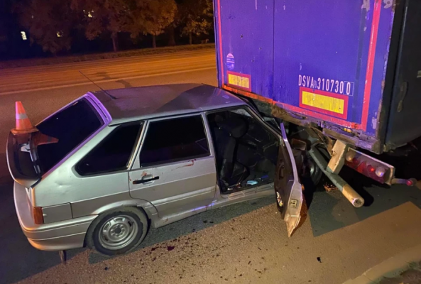В Ижевске три человека пострадали в столкновении легкового автомобиля с грузовиком