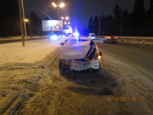В Ижевске предположительно пьяный водитель наехал на световую опору