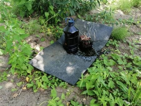 В верховье Ижевского водохранилища нашли бутылку с маслянистой жидкостью