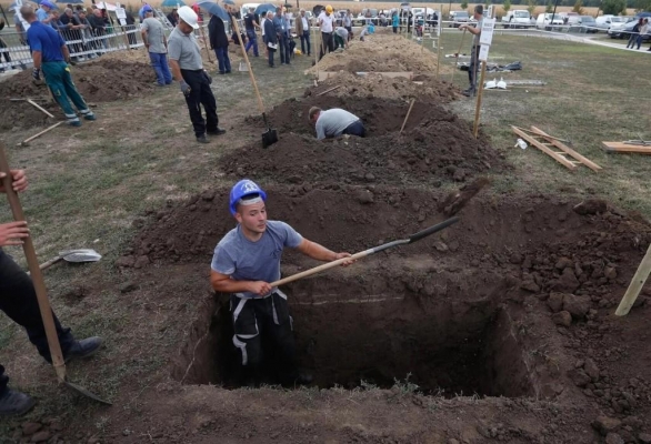 В Томске прошли межрегиональные соревнования по скоростной копке могил среди ритуальных компаний