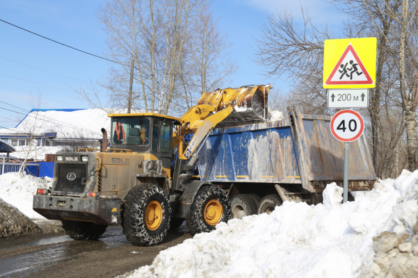 Больше 1 000 кубометров снега вывозят ежедневно с улиц Ленинского района