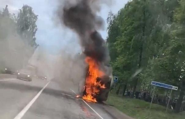Пассажирский автобус загорелся на Якшур-Бодьинском тракте в Удмуртии