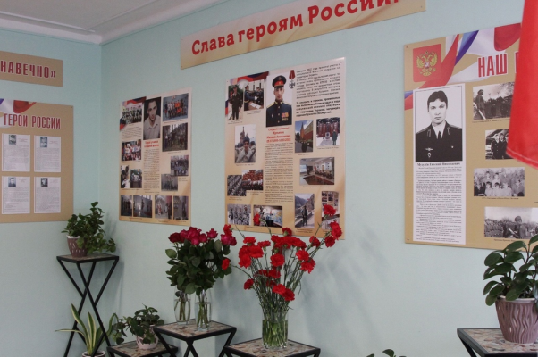 ​В школе № 68 Ижевска открыли Стену памяти в честь бойца СВО Михаила Кузьмина
